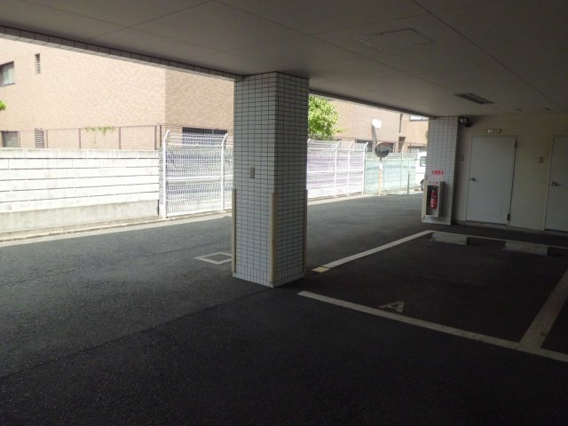 加島第6マンションの駐車場|カースペースがあります