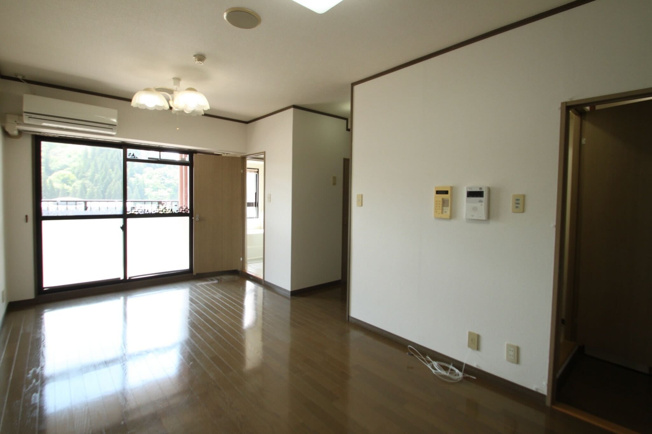 【居間・リビング】 | 人吉壱番館リバーサイド古城 | ※ご入居前の写真です