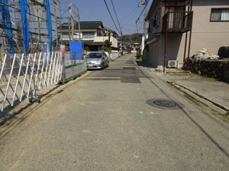 【前面道路含む現地写真】 | 川西市多田院2丁目7の19　4号棟　新築一戸建て