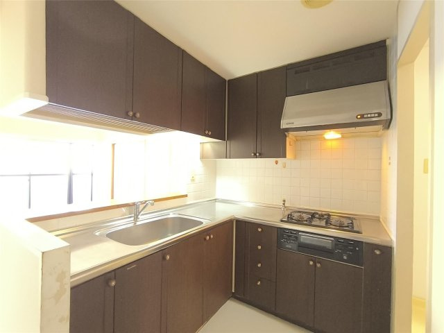 エンゼルハイム六ツ門のキッチン|3口コンロ・グリル付のシステムキッチンです♪