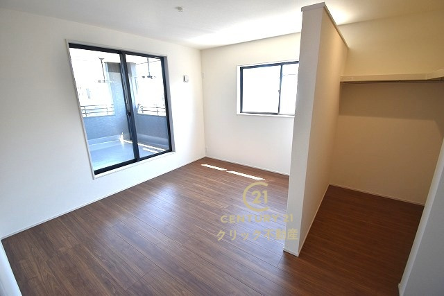 リーブルガーデン  水戸内原町　第10　限定1棟！の洋室|ウォークインクローゼットを配備した洋室。バルコニーに面しておりますので、洗濯して乾いた衣類をすぐにしまえるのも便利です。