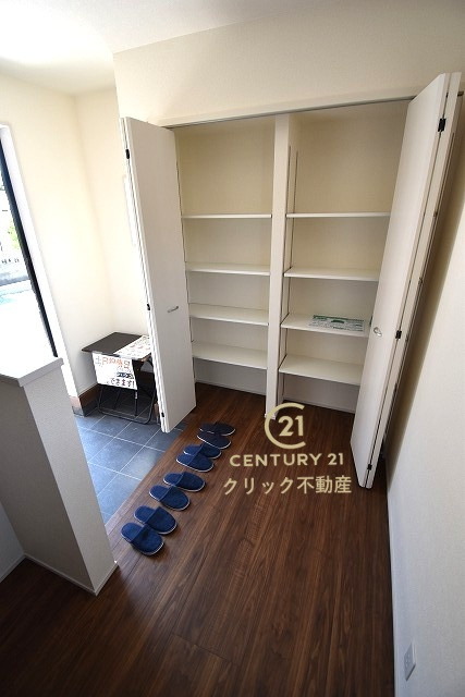 リーブルガーデン  水戸内原町　第10　限定1棟！の玄関|たっぷり入る玄関収納です！扉の中は可動棚ですので、用途に合わせて高さを自由に変えることができます。