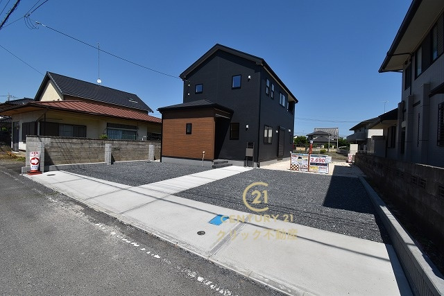 リーブルガーデン  水戸内原町　第10　限定1棟！の駐車場|4台並列駐車可能なカースペースを確保！毎日のお車の出し入れがストレスなく行えます。
内覧可能です。ご予約はHPから、またお電話でも、お気軽にどうぞ。