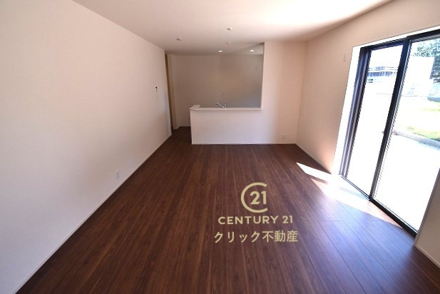 リーブルガーデン  水戸内原町　第10　限定1棟！の居間・リビング|洗練された明るいLDK。カーテンやラグの色、質感、選ぶ家具などで雰囲気が変わりますので、お好みのインテリアを楽しみましょう♪