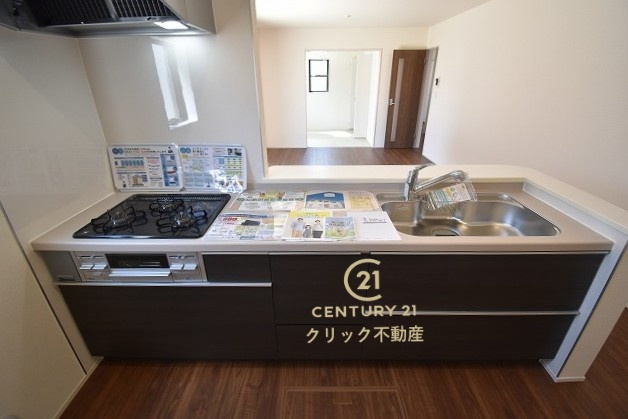 リーブルガーデン  水戸内原町　第10　限定1棟！のキッチン|キッチンからリビング全体が見渡せます。料理を作ることも、後片付けも、家族皆でまるごと楽しんでしまいましょう！会話がはずむ対面キッチンです。