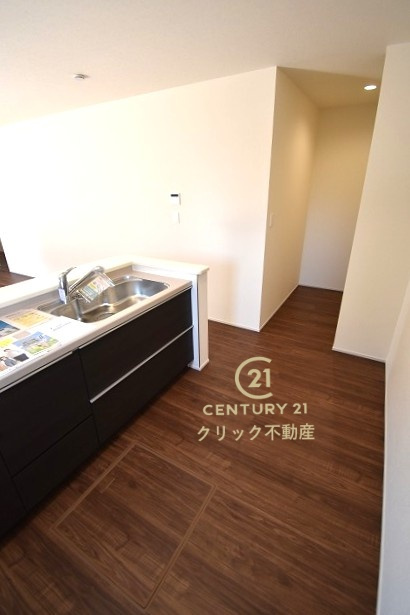 リーブルガーデン  水戸内原町　第10　限定1棟！のキッチン|キッチン横のパントリーが嬉しい！生活感の出やすい消耗品や食材のストックはこちらへどうぞ♪