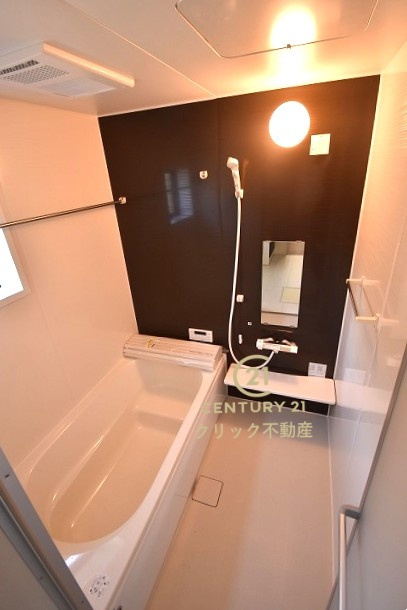 リーブルガーデン  水戸内原町　第10　限定1棟！の浴室|浴槽への出入りが安全な低床タイプのユニットバスです。洗い場は滑りにくい速乾床ですので、お子様やご高齢の方にも安心です。自動お湯張りに追焚機能付きのオートバスです。