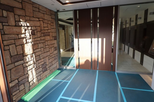大阪市鶴見区放出東３丁目の賃貸マンションのエントランス