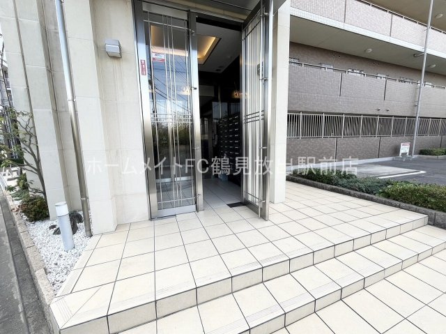 東大阪市川俣３丁目の賃貸マンションのエントランス