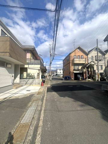 ◆南向き＆角地◆周辺は生活に便利な住環境◆駐車２台可◆収納豊富な３ＬＤＫ◆伏見区羽束師鴨川町１２期の前面道路含む現地写真|前道道路