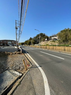 【前面道路含む現地写真】 | 前面道路は約6ｍ公道。見通しが良く車の出し入れもスムーズです。
