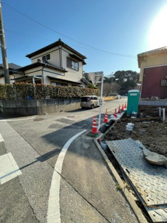 【前面道路含む現地写真】 | 前面道路は約6ｍ公道。見通しが良く車の出し入れもスムーズです。