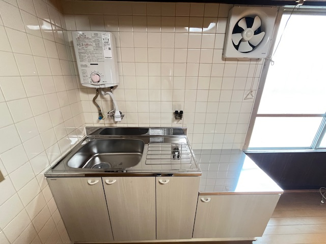 半田貸家のキッチン