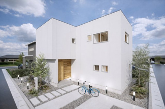 【外観パース】 | 宇治市宇治野神1期　売土地　建築条件付き | お客様のお好みに合わせて、外観デザインも一緒に作り上げていきます。「ひと目で分かるアトリエの家」をコンセプトに、木・金属・吹抜けを組み合わせ”あなたらしさ”を表現できる外観づくりが可能です。
