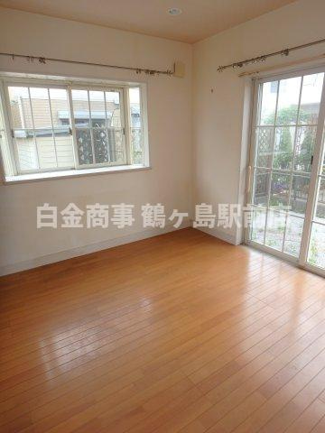 坂戸市にっさい花みず木中古戸建の居間・リビング
