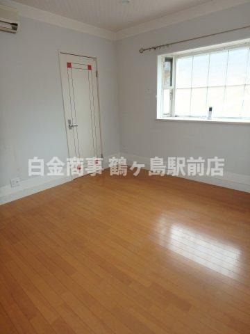 坂戸市にっさい花みず木中古戸建の居間・リビング