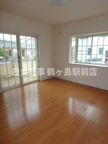 坂戸市にっさい花みず木中古戸建の居間・リビング
