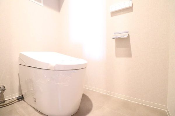 【トイレ】 | 【トイレ】清潔感漂う、白を基調としたトイレ！タンクレストイレに変更済み！上部に吊戸棚もございます！