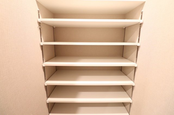 【収納】 | 【SIC】天井高シューズインクローゼット併設。ベビーカーやゴルフバックも楽々配置可能！