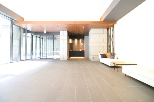 【エントランス】 | 【エントランスホール】自然光で明るく、広々としたエントランスホール。おしゃれな家具がお出迎えします。