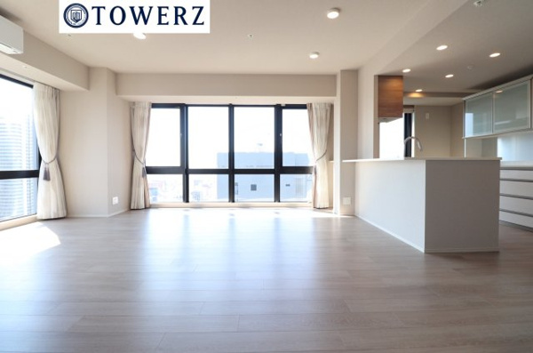 【居間・リビング】 | 【リビングダイニング】約24帖の開放的なLDK！二面採光で明るく開放的な空間です！