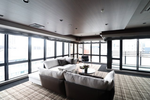 【ロビー】 | 【オーナーズラウンジ】感動のパノラマビューで開放的な空間。ご家族やゲストとともに、お寛ぎください。
