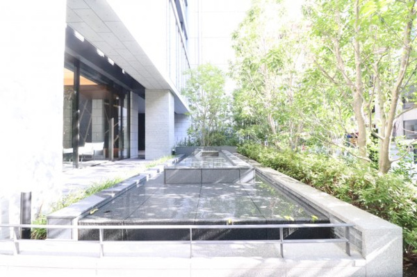  | 【エントランス外観】水盤が緑や空を映しこむ、癒しをもたらすさわやかなエントランスアプローチです♪