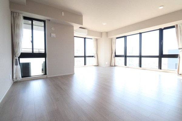 【居間・リビング】 | 【リビングダイニング】床暖房完備で冬でも足元あたたか！風通しも良好です！