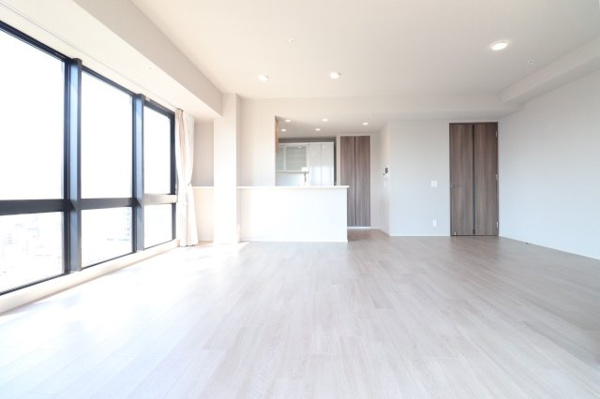 【居間・リビング】 | 【リビングダイニング】大きなリビングルーム！大きな家具を置いても余裕の残る広さです！