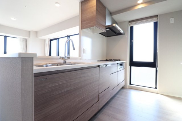 【キッチン】 | 【キッチン】リビングと一体利用可能なカウンター式キッチン！開口部がすぐ横にあり、換気も楽々！