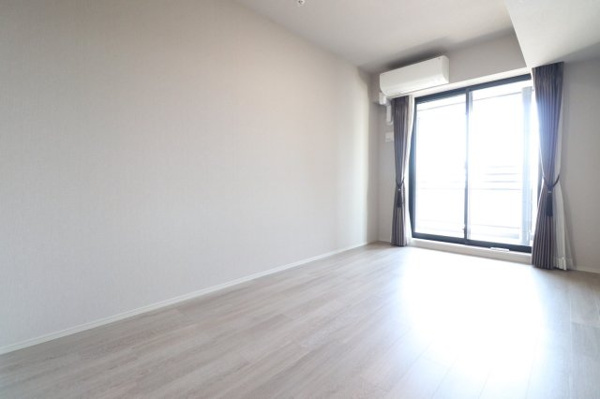 【洋室】 | 【洋室①】約7.0帖の洋室です。ウォークインクローゼット併設で、大型ベッドも配置可能な広さです！