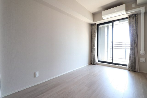 【洋室】 | 【洋室②】約5.4帖の洋室です。全居室バルコニーに面しており、洋室にも暖かな日差しが入り開放的です！