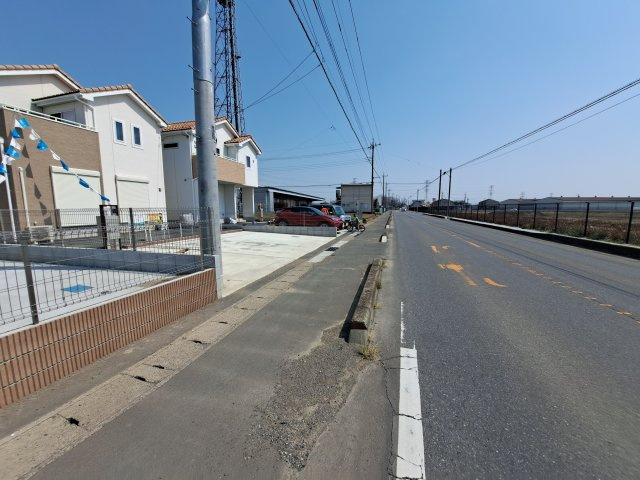 新築　伊勢崎市国定町一丁目　12号棟の前面道路含む現地写真|現地写真　南側接道幅員約10ｍ