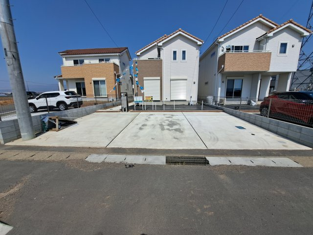 新築　伊勢崎市国定町一丁目　12号棟の駐車場|現地写真　駐車スペースは建物南側に並列3台分可能です！