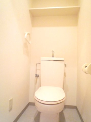 プリヴェ杉のトイレ|★便利な棚付きのトイレです★