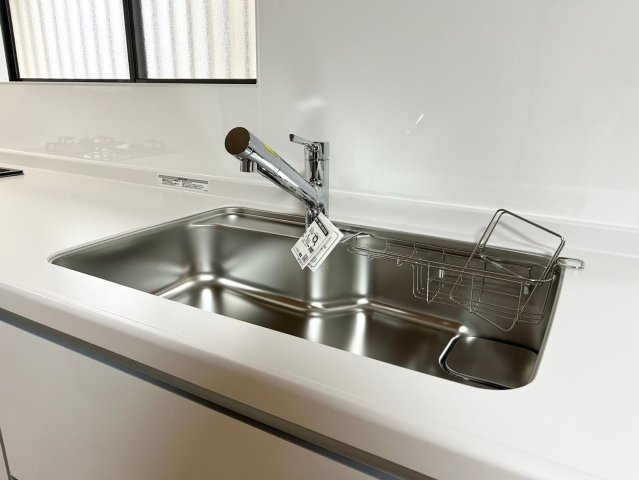 草津市新浜町　中古戸建のキッチン|白を基調としたお洒落なデザイン！