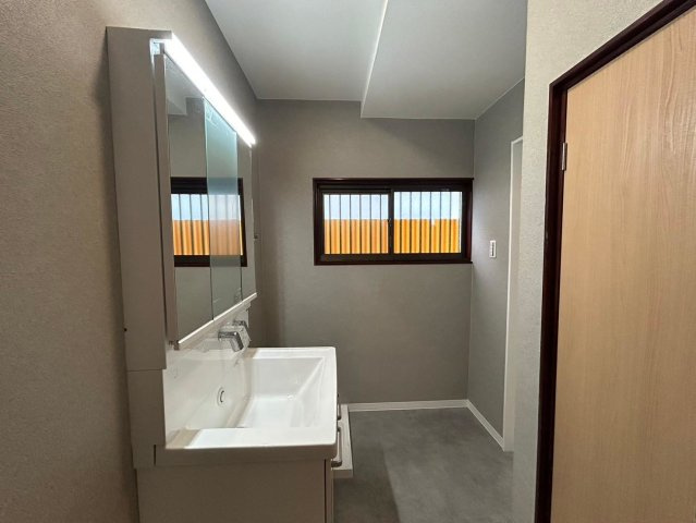 草津市新浜町　中古戸建の脱衣所|クロス全面張替！