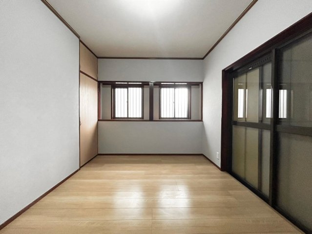 草津市新浜町　中古戸建の洋室|約6帖の洋室♪　物入れもあります！