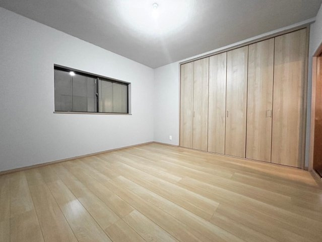 草津市新浜町　中古戸建の洋室|約8帖の洋室！収納スペースも豊富で嬉しい♪