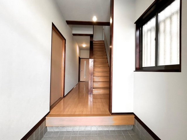 草津市新浜町　中古戸建の玄関|開放感のある廊下で広々空間！