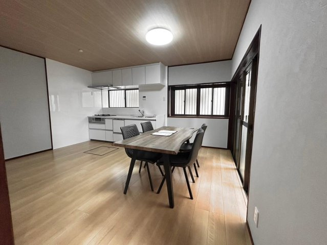 草津市新浜町　中古戸建の居間・リビング|LDK約17帖と広々住空間！