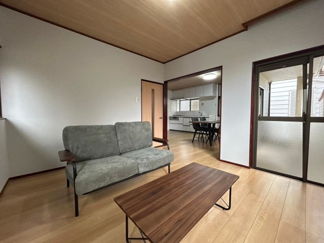 草津市新浜町　中古戸建の居間・リビング|日当たりも良好です♪