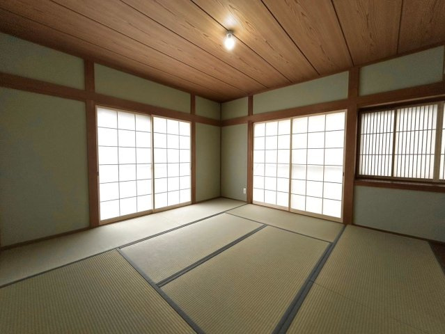 草津市新浜町　中古戸建の和室|約8帖の和室は落ち着きます♪