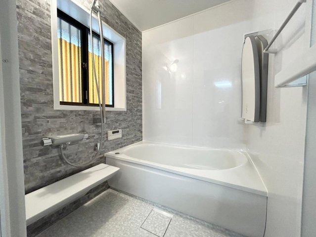 草津市新浜町　中古戸建の浴室|お風呂は新調でアクセントクロスがお洒落♪