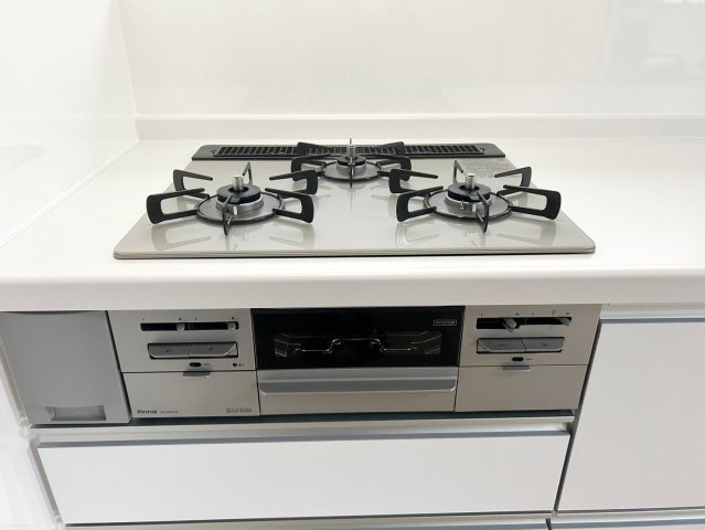 草津市新浜町　中古戸建のキッチン|3口のコンロで使いやすい♪