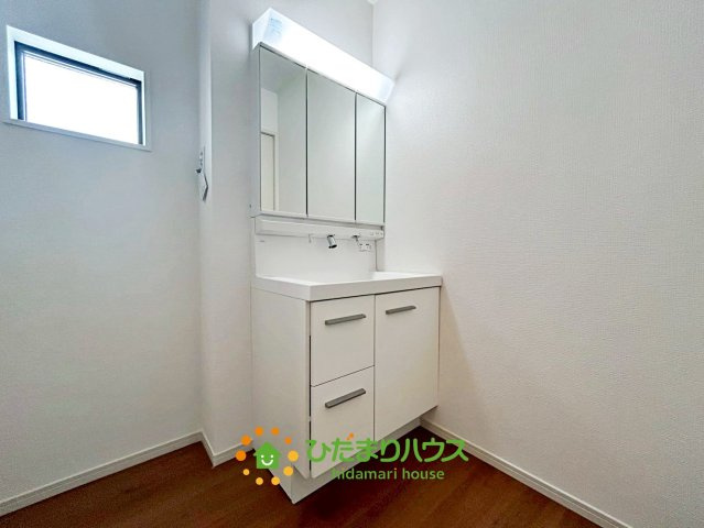 白岡市白岡11期　新築一戸建て　05　エルデの独立洗面台|収納豊富な3面鏡です！