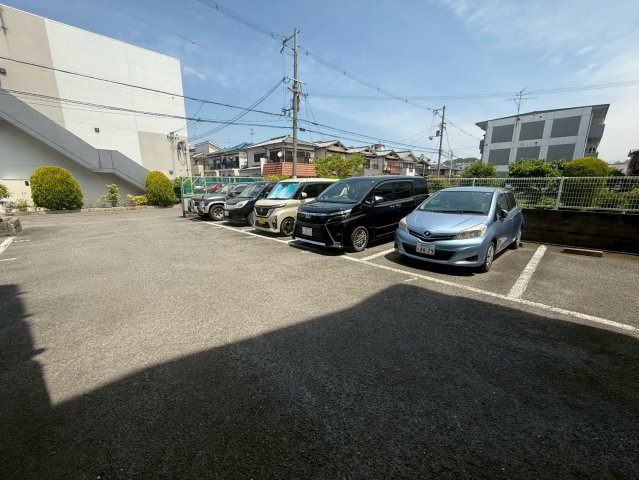 レジデンス中島の駐車場