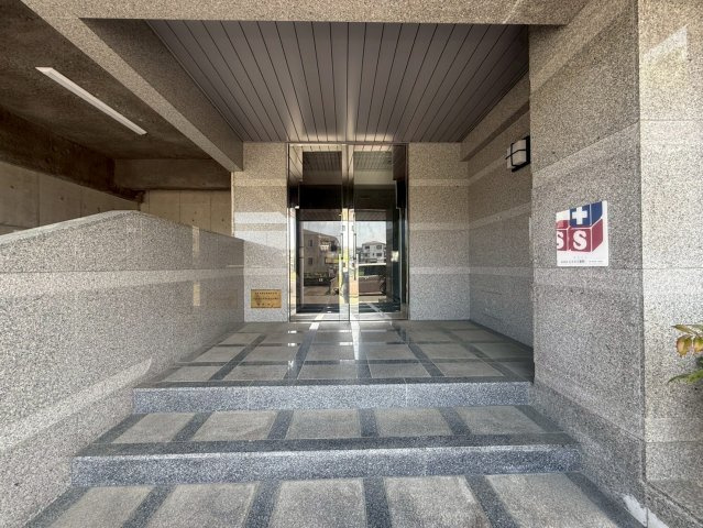 レジデンス中島のエントランス