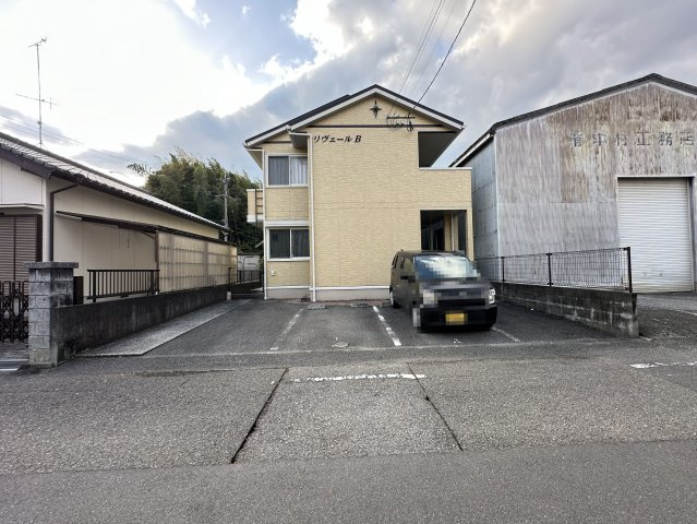 リヴェール B棟の駐車場