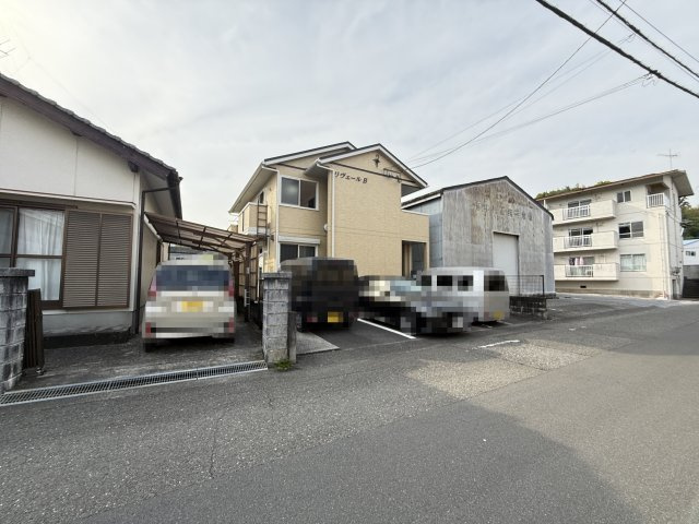 リヴェール B棟の駐車場